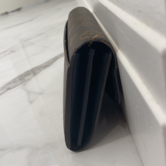 Lightly used Louis Vuitton monogram bi-fold wallet - Picture 9 of 10